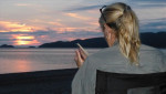 Lezen op het strand bij het laatste zonlicht
